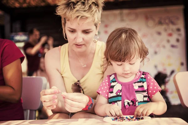 Bonito Menina Fazendo Jóias Com Sua Mãe Playground Livre Criativo — Fotografia de Stock