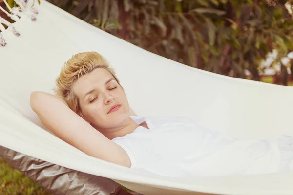Hermosa Joven Mujer Disfrutando Tiempo Libre Mientras Descansa Hamaca Blanca — Foto de Stock