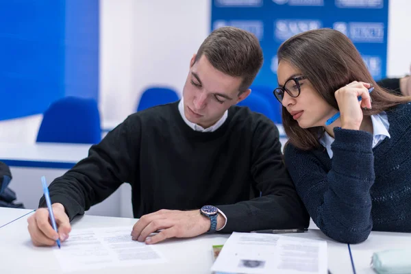 Zwei Junge Studenten Die Mit Anderen Einem Projekt Einem Klassenzimmer — Stockfoto