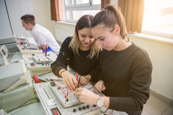 Grupo Jovens Estudantes Que Fazem Prática Profissional Técnica Com Professor — Fotografia de Stock