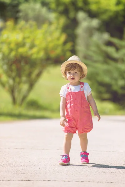Şapkalı Sevimli Küçük Kız Yaz Sabahı Park Koşarken Neşeyle Vakit — Stok fotoğraf