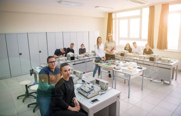 Gruppe Junger Studenten Die Mit Dem Lehrer Elektronischen Klassenzimmer Technische — Stockfoto