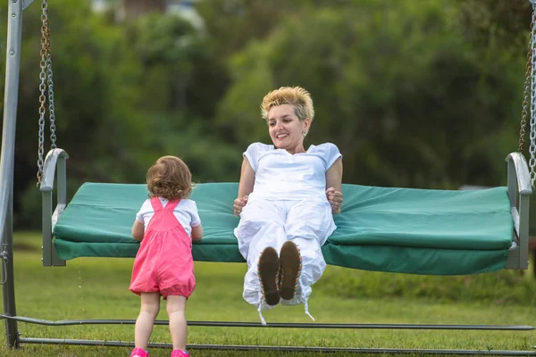 Uma Bela Jovem Mãe Sua Pequena Filha Feliz Desfrutando Tempo — Fotografia de Stock