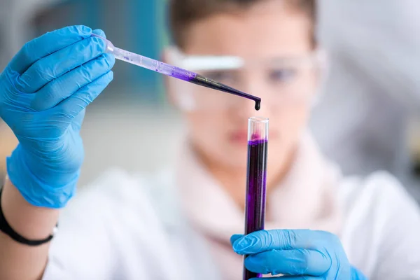 明るい研究室で化学実験をする若い女性学生教育医学の概念 — ストック写真