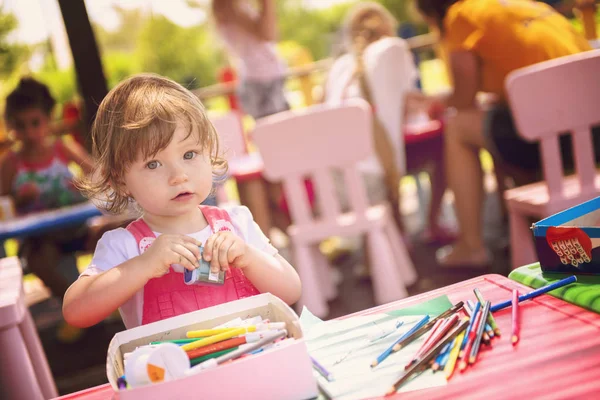 Linda Niña Alegre Pasar Tiempo Usando Lápiz Crayones Mientras Dibuja — Foto de Stock