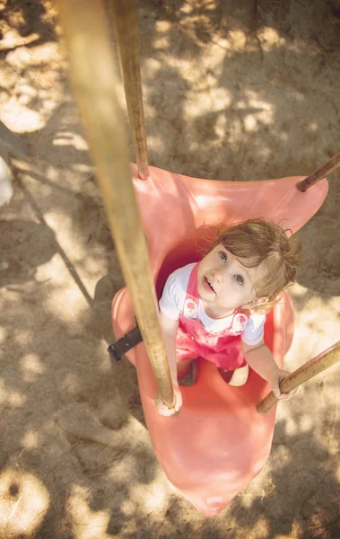 Alegre Sorrindo Bonito Menina Divertindo Enquanto Balançando Playground Parque — Fotografia de Stock