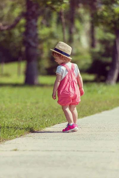 Linda Niña Con Sombrero Alegremente Pasar Tiempo Mientras Ejecuta Parque — Foto de Stock