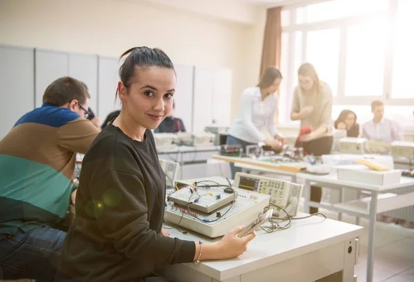 Grupp Unga Studenter Som Praktiserar Teknisk Yrkesutbildning Tillsammans Med Lärare — Stockfoto