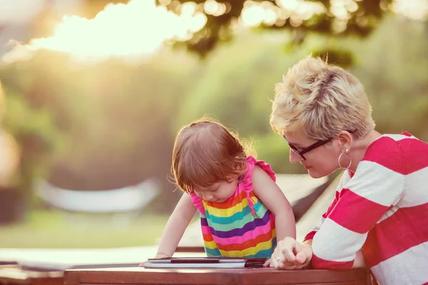 Mãe Feliz Sua Filhinha Desfrutando Tempo Livre Usando Computador Tablet — Fotografia de Stock