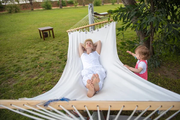 Mère Heureuse Une Petite Fille Appréciant Temps Libre Embrasser Détendre — Photo