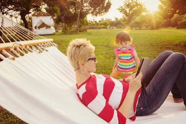 Mère Heureuse Petite Fille Profitant Temps Libre Utilisant Ordinateur Tablette — Photo