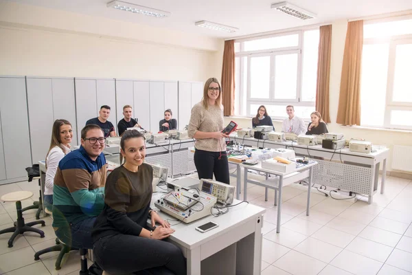 Group Young Students Doing Technical Vocational Practice Teacher Electronic Classroom — Stock Photo, Image