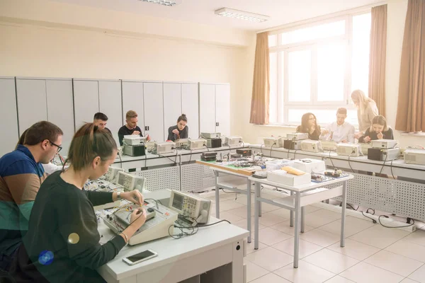 Grupo Jovens Estudantes Que Fazem Prática Profissional Técnica Com Professor — Fotografia de Stock