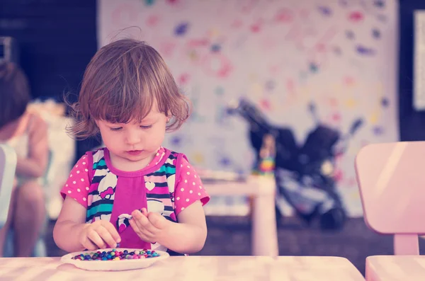 Linda Niña Alegre Pasar Tiempo Usando Lápiz Crayones Mientras Dibuja — Foto de Stock