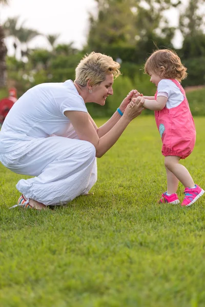 Young Mother Cute Little Daughter Enjoying Free Time Playing Backyard — Stock Photo, Image