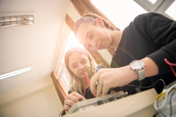 Gruppe Junger Studenten Die Mit Dem Lehrer Elektronischen Klassenzimmer Technische — Stockfoto