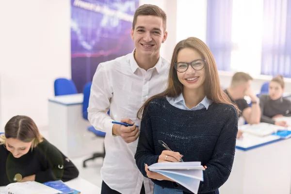 Dos Jóvenes Estudiantes Hombre Mujer Con Otros Trabajando Proyecto Aula —  Fotos de Stock