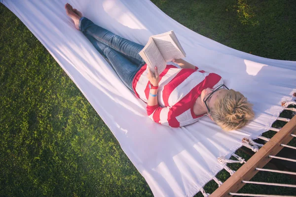 Młoda Kobieta Książką Relaksując Się Hamaku Ogrodzie Podczas Wakacji — Zdjęcie stockowe