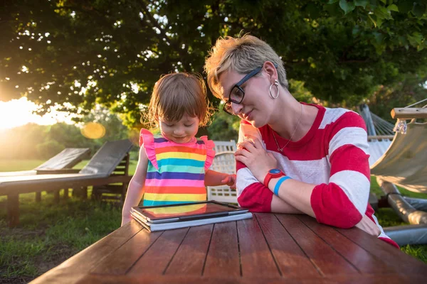 Felice Madre Sua Piccola Figlia Godendo Tempo Libero Utilizzando Computer — Foto Stock