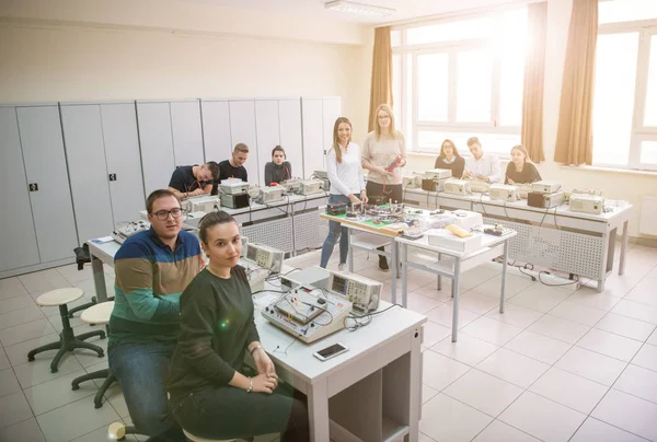 Grupo Jovens Estudantes Que Fazem Prática Profissional Técnica Com Professor — Fotografia de Stock