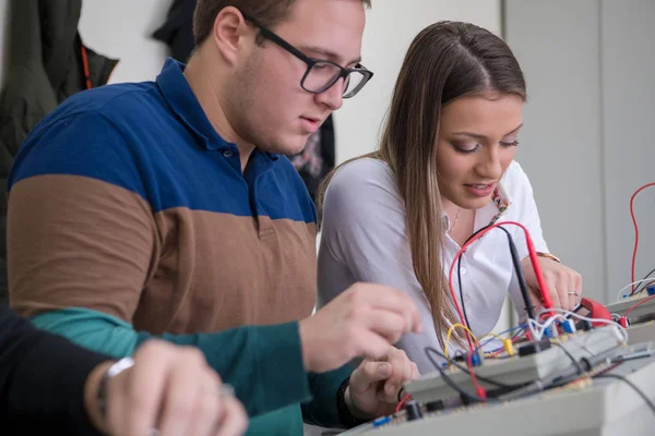 Grupa Młodych Studentów Wykonujących Techniczne Praktyki Zawodowe Nauczycielem Klasie Elektronicznej — Zdjęcie stockowe