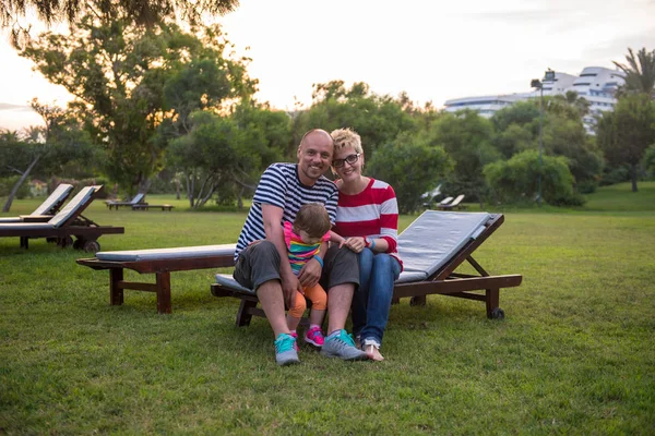 Retrato Jovem Família Feliz Com Uma Pequena Filha Sentada Leito — Fotografia de Stock