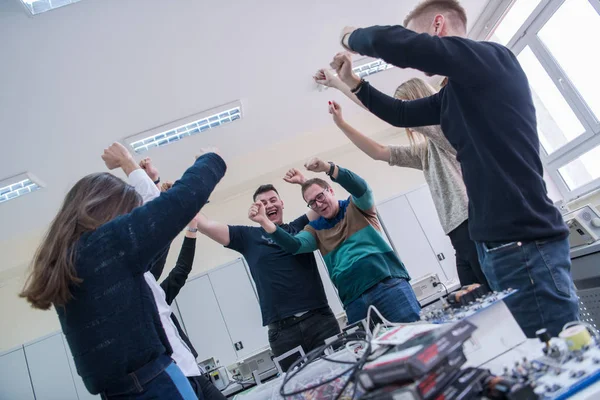Groep Van Jonge Studenten Elektronica Klaslokaal Vieren Succesvol Afgerond Project — Stockfoto