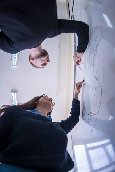 Twee Jonge Mannelijke Vrouwelijke Studenten Schrijven Het Witte Schoolbord Tijdens — Stockfoto