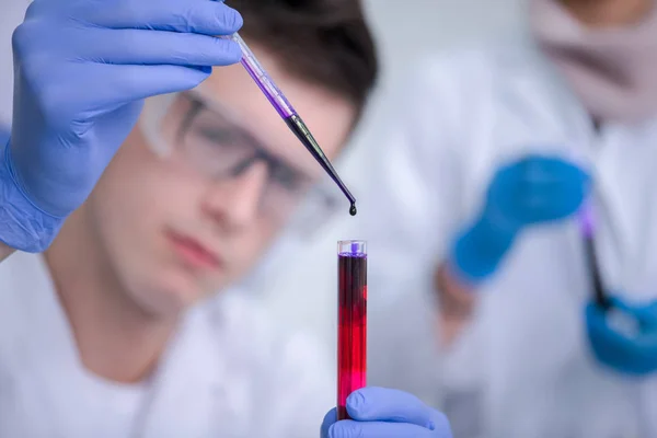 Jonge Student Met Beschermende Bril Maken Chemie Experiment Helder Laboratorium — Stockfoto
