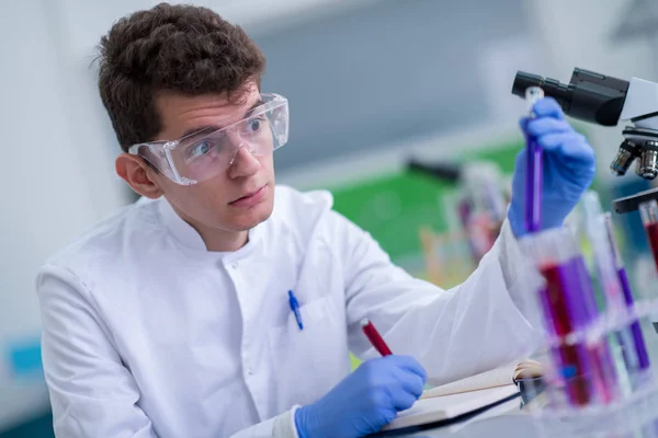 Joven Estudiante Con Gafas Protectoras Que Experimenta Química Laboratorio Brillante —  Fotos de Stock