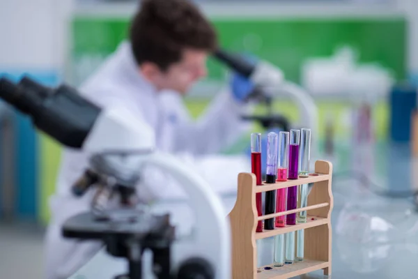 Junge Studentin Schaut Durch Ein Mikroskop Während Sie Labor Forscht — Stockfoto