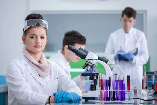 Grupa Młodych Studentów Medycyny Prowadzących Razem Badania Laboratorium Chemicznym Praca — Zdjęcie stockowe