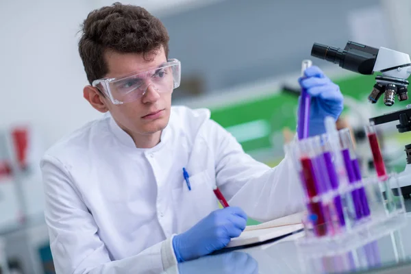 Jovem Estudante Com Óculos Proteção Fazendo Experiência Química Laboratório Brilhante — Fotografia de Stock