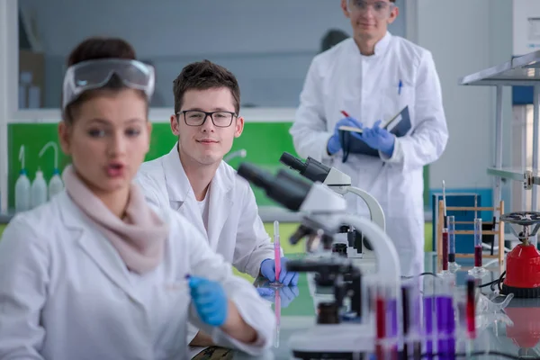 Grupp Unga Medicinska Studenter Som Forskar Tillsammans Kemilaboratorium Lagarbete Högskolestudenter — Stockfoto