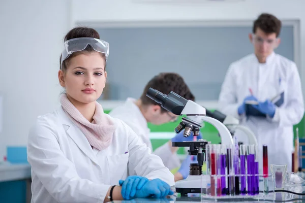 Skupina Mladých Studentů Medicíny Kteří Společně Provádějí Výzkum Chemické Laboratoři — Stock fotografie