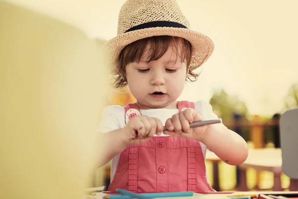 Bonito Menina Alegremente Passar Tempo Usando Lápis Lápis Lápis Cera — Fotografia de Stock