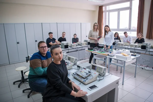 Skupina Mladých Studentů Provádějících Odbornou Praxi Učitelem Elektronické Učebně Koncepci — Stock fotografie