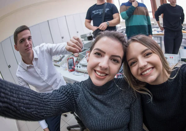 Grupo Jóvenes Estudiantes Felices Haciendo Foto Selfie Usando Teléfono Inteligente — Foto de Stock
