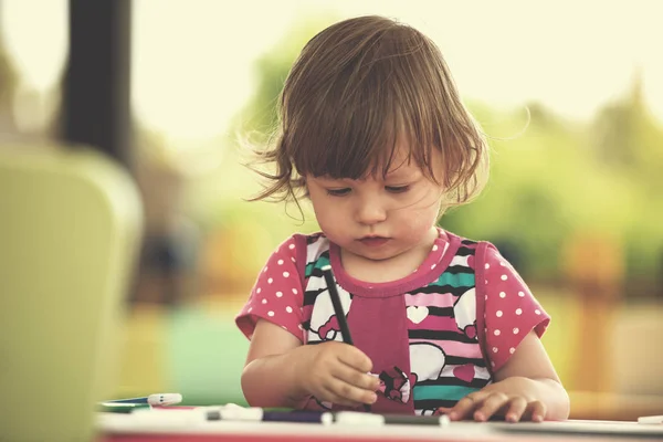 かわいい鉛筆を使用してほとんどの女の子元気過ごす時間は 外遊びの学校でカラフルな絵を描く中のクレヨンします — ストック写真