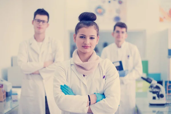Ritratto Gruppo Giovani Studenti Medicina Piedi Insieme Laboratorio Chimica Lavoro — Foto Stock