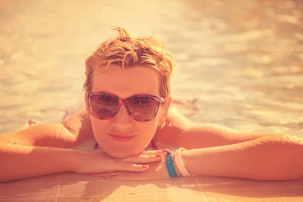 Jovem Atraente Desfrutando Férias Piscina Resort Tropical Viajar Emoção Felicidade — Fotografia de Stock