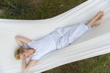 güzel genç kadının beyaz hamak arka bahçesinde üzerinde dinlenme süre serbest zaman