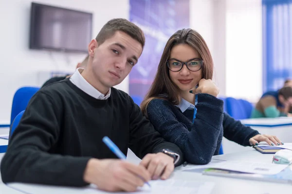 Dos Jóvenes Estudiantes Hombre Mujer Con Otros Trabajando Proyecto Aula — Foto de Stock