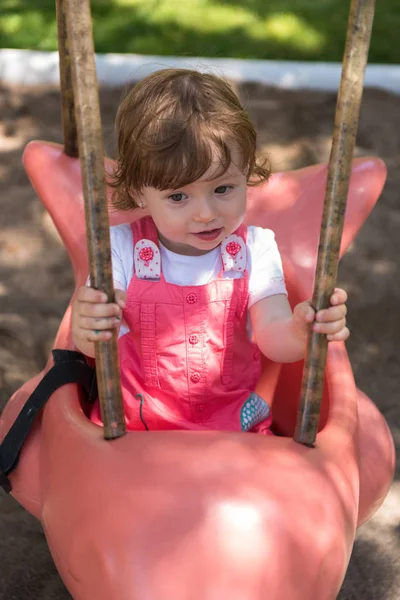 Vidám Mosolygós Aranyos Kislány Szórakozás Mellett Lengett Egy Játszótér Parkban — Stock Fotó