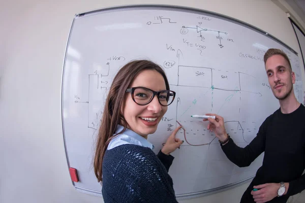 Dos Jóvenes Estudiantes Masculinos Femeninos Que Escriben Pizarra Blanca Durante — Foto de Stock