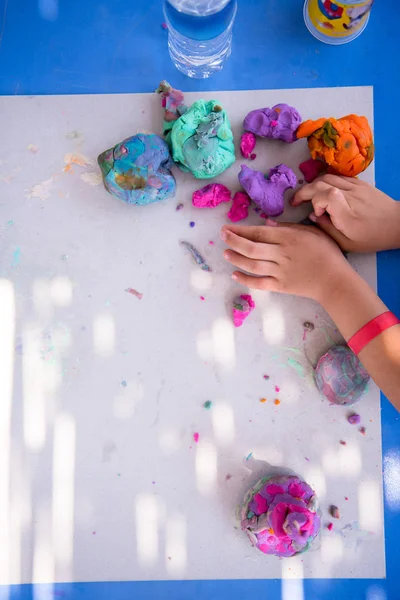 Kinderhände Spielen Mit Buntem Ton Auf Spielplatz Freien — Stockfoto