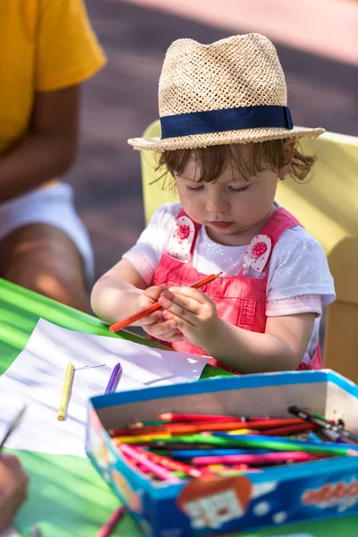 Carino Bambina Allegramente Trascorrere Del Tempo Utilizzando Matita Pastelli Mentre — Foto Stock