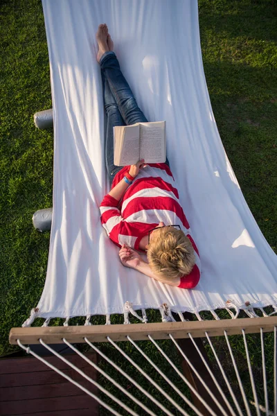 Jonge Vrouw Die Een Boek Lezen Terwijl Ontspant Hangmat Een — Stockfoto