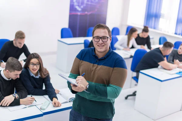 Jeune Étudiant Avec Autres Écrivant Des Notes Dans Classe — Photo