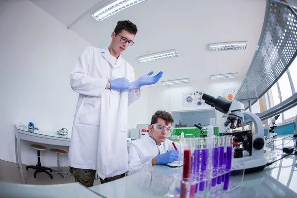 Grupo Jovens Estudantes Medicina Fazendo Pesquisa Juntos Laboratório Química Trabalho — Fotografia de Stock